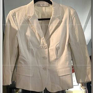 NEW/ NEVER WORN, VINTAGE PRADA Blazer. Chic, White and staple for your wardrobe💜